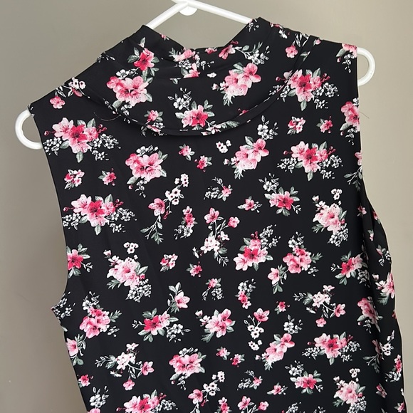 Stork & Babe Printed Sleeveless Box Pleat Maternity Dress, Black Floral Peach - Picture 3 of 7